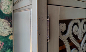 Комод 4х секционный с резными дверками серый.