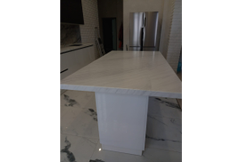 Кухня белый глянец с антресолью и островом