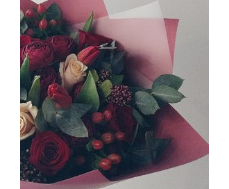 Необычный авторский букет: тюльпаны, антуриум, скиммия, красные розы, эвкалипт