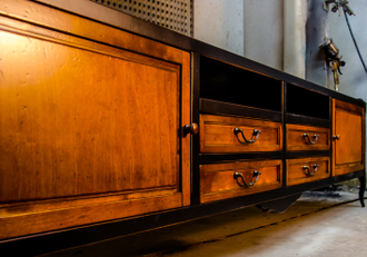 Тумба под ТВ на резных ножках.