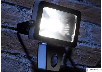 Установка прожектора с датчиком движения в СНТ ИВАНМАСТЕР