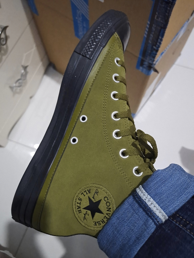 Кожаные кеды Конверс зеленые высокие 68705C на ногах фото