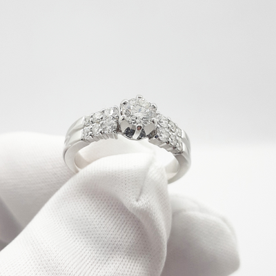 Роскошное кольцо с бриллиантом