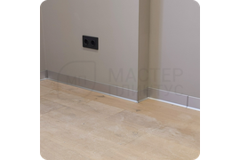 Пример установки плинтуса ПЛ 100 в офисе — практичное и эстетичное решение.