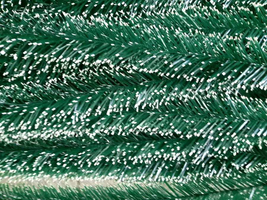 Ритуальная хвоя;
Цвет - зеленый с белым краем;
