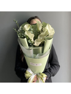МОНОБУКЕТ ИЗ 7 КАЛЛ С ЗЕЛЕНЬЮ - ( АРТ. М29)