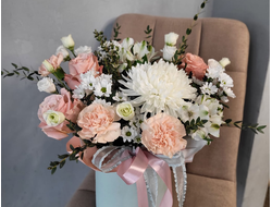 Коробка с персиковыми розами