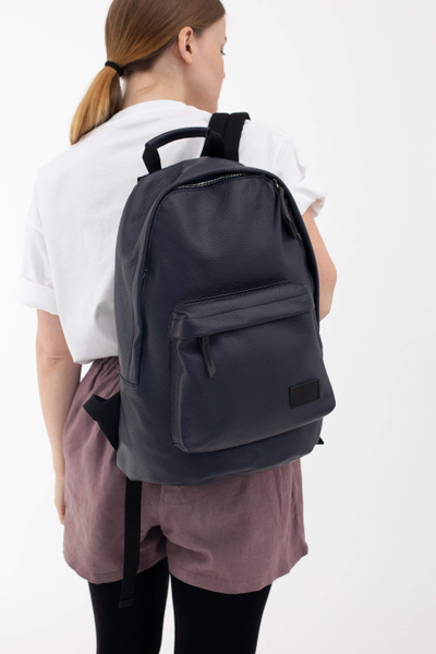 Девушка с рюкзаком Kokosina Daypack Синий из натуральной кожи