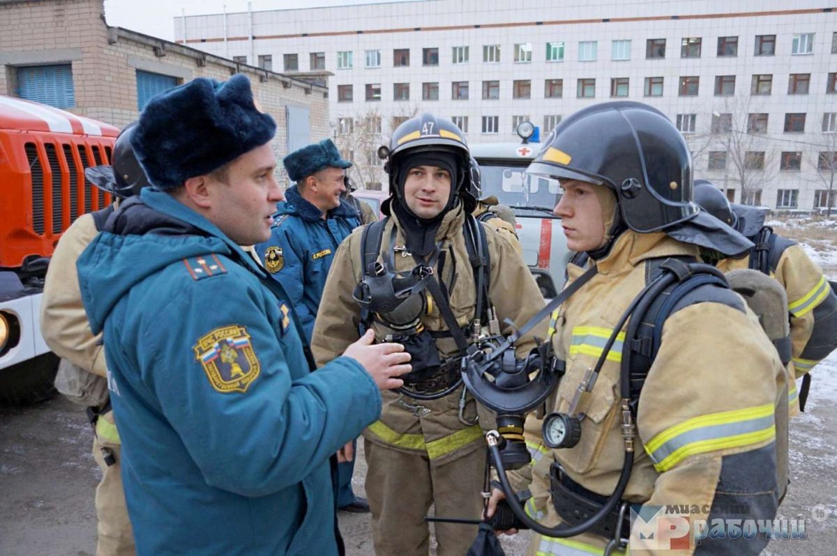 Фото пожарного подземного гидранта в колодце. Состояние пожарных. Пожарный источник. Состояние пожарных. Неудовлетворительное состояние источников противопожарного.