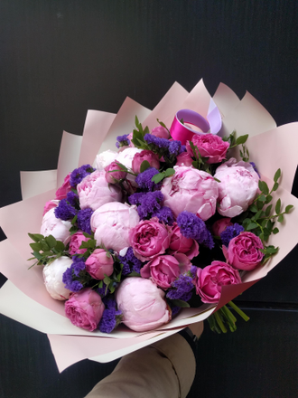 Яркий букет из пионов и пионовидных роз и статицы. Цветы поздравления