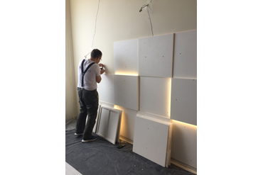 Стена - 2 слоя гипсокартона. Сперва размечаем точки подключения к световым панелям, режем штробы фрезером, закладываем провода, зачищаем и надеваем клеммники. Монтаж делаем при поданном питании, таким образом сразу контролируем работоспособность панелей.