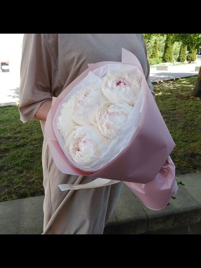 5 пионов в розовом