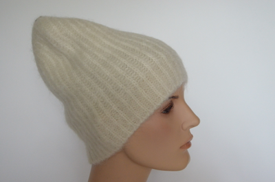 Белая женская шапка из мохера фото