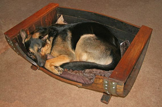Спальное место из бочки для собаки или кошки