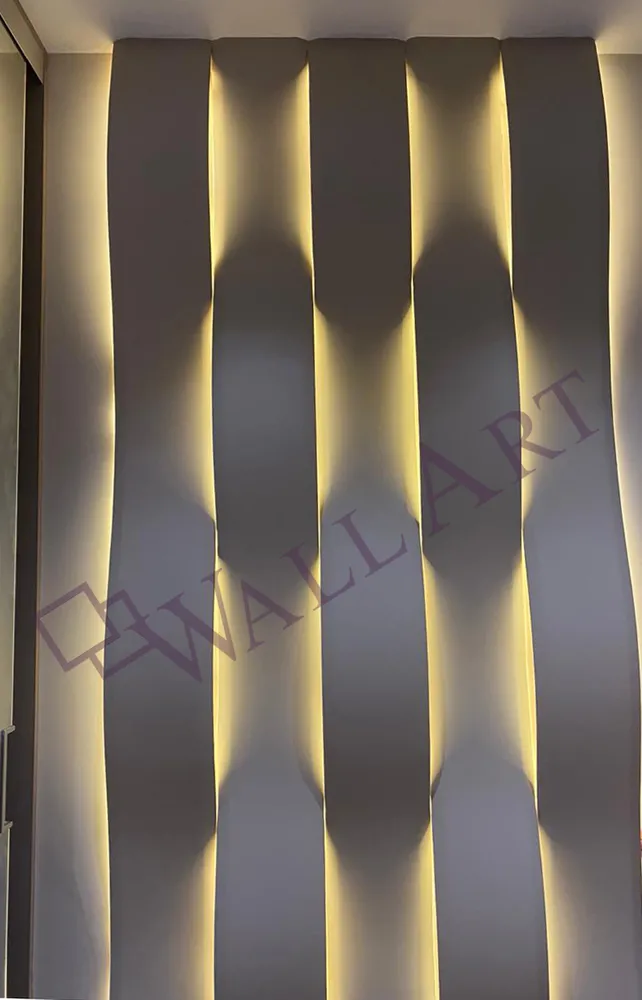 Использована подсветка с теплым светом (3000к) и очень интересное решение - с одного края панелей была зеркальная дверь шкафа-купе, благодаря которой композиция визуально увеличивалась и смотрелась очень здорово.