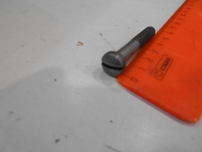 Болт М 8 для крепления левой крышки двигателя Ява