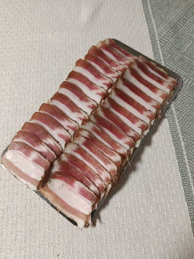 Домашнее сало нарезка с черным перцем и чесноком | ферма СытникЪ