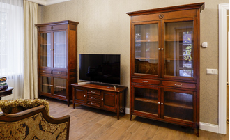 Витрина с четырьмя стеклянными дверьми и двумя ящиками.