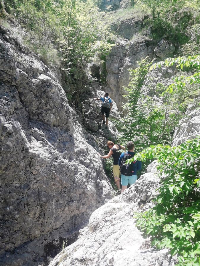 Активный тур в горы Крыма весной, каньон Бай-Су
