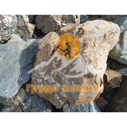 Валун гранитный равный