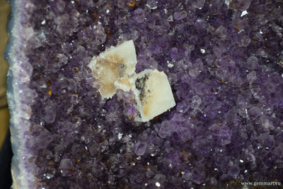 Аметист (разн. кварца), жеода кристаллов, с включениями гематита, кальцит в полости агата. (ААА)