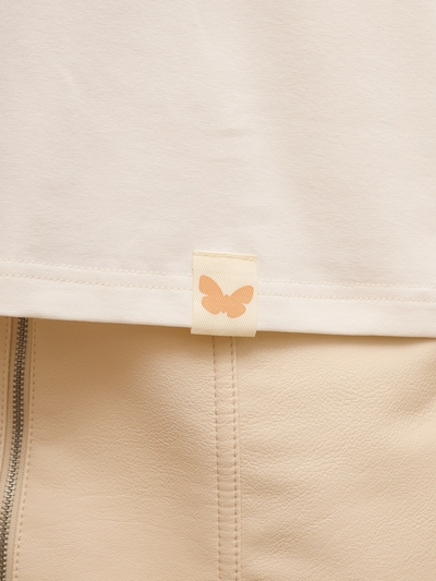 Женская футболка светлая "Цветочные кеды"