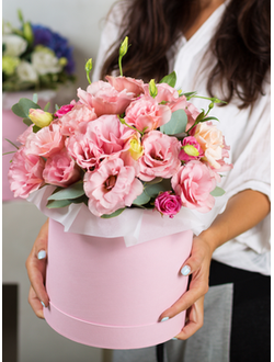 Шляпная коробка с эустомой "Pink lady"