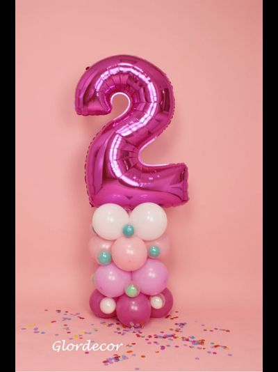 Цифра на основании из шаров