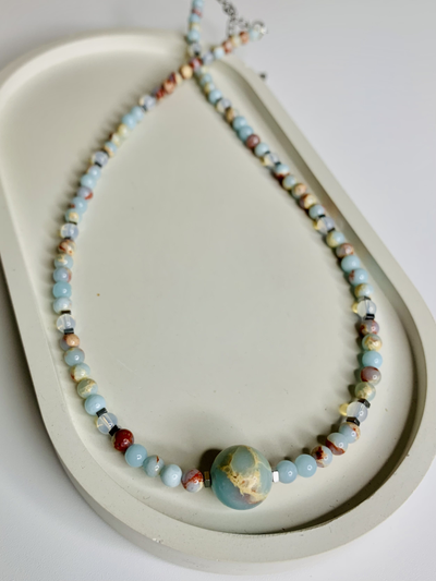 Бусы из голубого халцедона в ассортименте