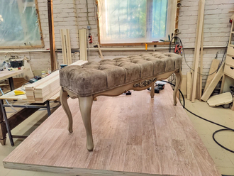 Банкетка с сиденьем в каретной стяжке и фигурными ножками.