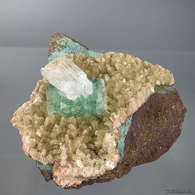 Апофиллит зеленый, гейландит, сколецит (?). Индия. 50*40*30мм