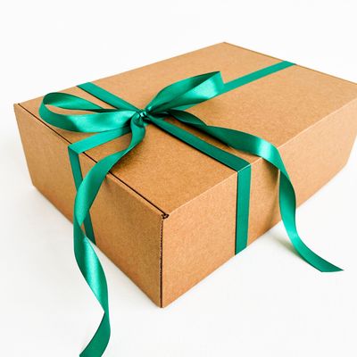 Подарочная коробка GILEV 37х26х12см с наполнителем и зелёной лентой