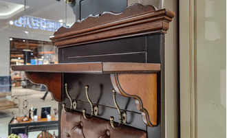 Вешалка узкая для прихожей с каретной стяжкой и нижней тумбой.