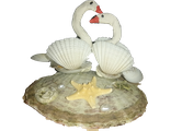 Лебединая пара на морской гребешке. Морской сувенир.