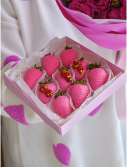 Розовые хризантемы с клубникой в шоколаде