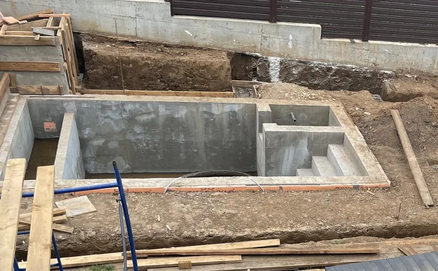 Готовая бетонная чаша бассейна