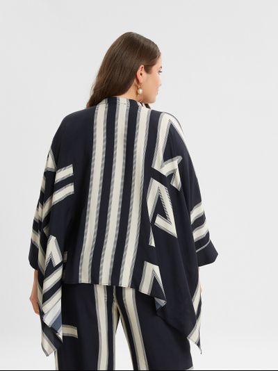 Эффектная легкая летняя блуза с геометрическим принтом