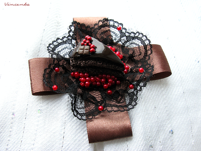 Шоколадный тортик. Брошь в виде кусочка шоколадного торта с ягодами