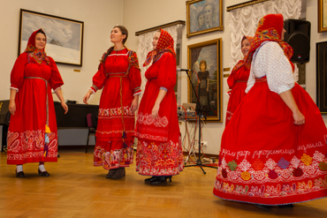 Выступление студии "Русские начала", Каргопольские сарафаны