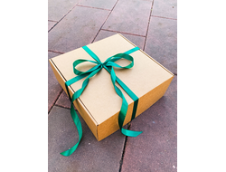 2 штуки - Подарочная коробка с наполнителем КРАФТ и зеленой лентой (32x32x12 см)