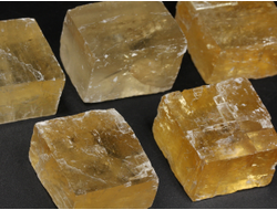 Кальцит оптический золотистый (исландский шпат), скол по спайности в ассортименте, Бразилия (35-40 мм, 46-56 г) №38297