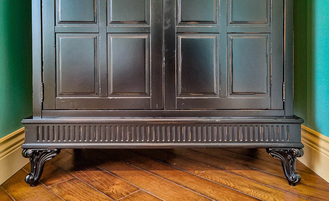 Шкаф для одежды двухдверный с резным фронтоном.