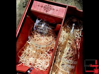 Набор в деревянной упаковке бокалы и бутылка с гравировками