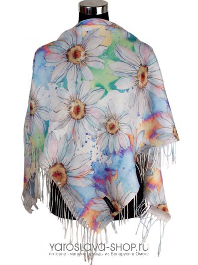 30220-6. Платок из вискозы голубого цвета с крупными ромашками.