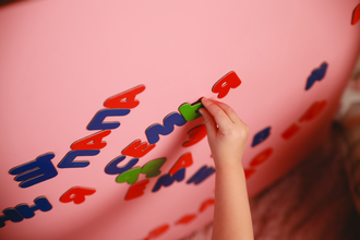 Обучающая игра "Азбука магнитная классическая, 141 буква русского алфавита" набор красных и синих букв,  BeeZee Toys