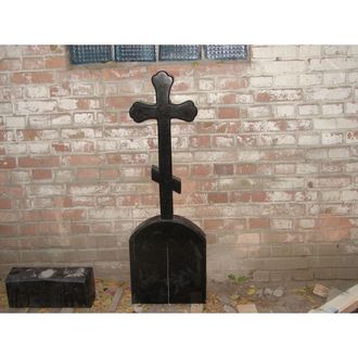 Фото памятника в виде креста с подставкой в СПб