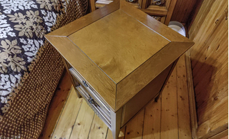 Тумба прикроватная с двумя ящиками и декорами - цветы.