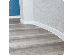 Плинтус ХДФ Dollken Cubu Flex Life 100мм Х 2,5 м Белый RAL 9003 в интерьере 1