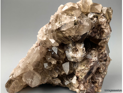 Рутил и карбонаты в кристаллах дымчатого кварца. Бразилия.   150*105*65мм (ААА)