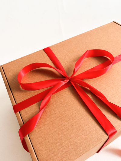 Огромная подарочная коробка GILEV 52x38x22 см с наполнителем и красной лентой